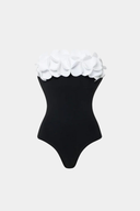 Traje de baño y pareo negros florales