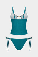 Conjunto de bikini con recortes y detalles metálicos