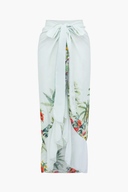 Traje de baño y pareo tropical