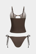 Conjunto de bikini con recortes y detalles metálicos