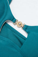 Conjunto de bikini con recortes y detalles metálicos