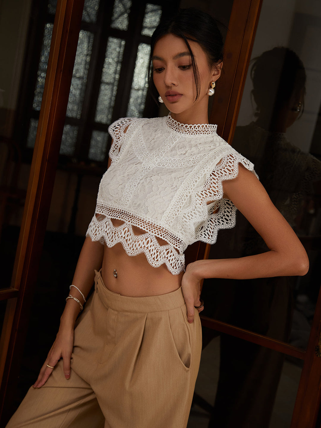 Graceful Lace Crop Bluz