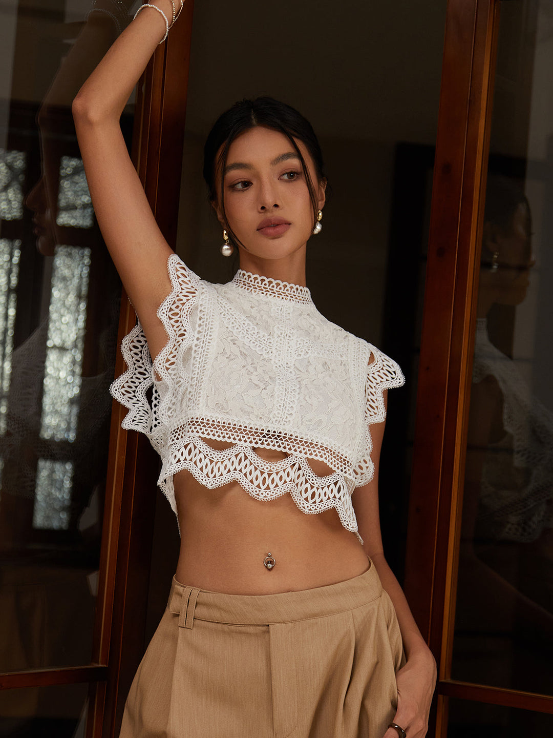 Graceful Lace Crop Bluz