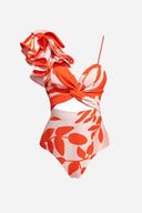 Traje de baño y pareo floral rojo