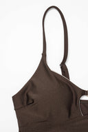 Conjunto de bikini con recortes y detalles metálicos